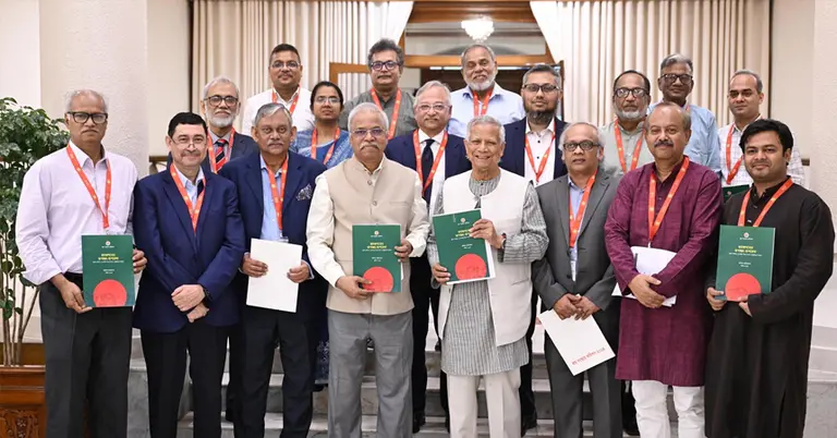 প্রধান উপদেষ্টার সঙ্গে শ্রম সংস্কার কমিশনের সদস্যরা